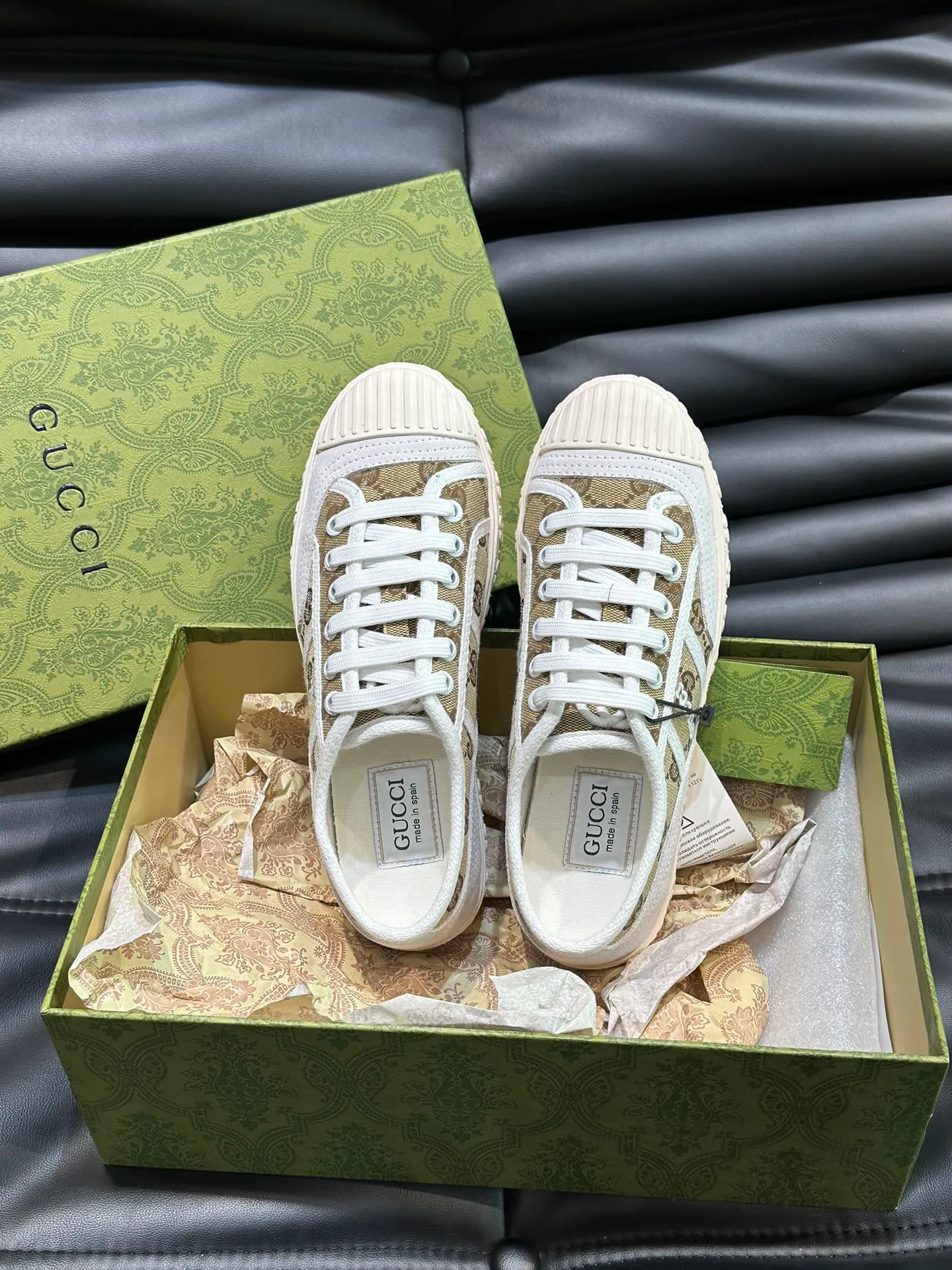 Men's shoes 💰p380 "GUCC*" Couple style 👫 lace-up canvas sneakers, crafted from light blue GG denim fabric, showing uniqueness. Classic details such as the GG printed embossed outsole, interlocking G and "Gucci" embroidery add to the glamorous style. Privately-made T men's shoes 💰pU original outsole, with exquisite details, impeccable fit, and a flat toe that has a retro feel! Customized canvas, classic double G logo, and the spring and summer color combinations are also very interesting! Size: Female 35-39. Male 38-44